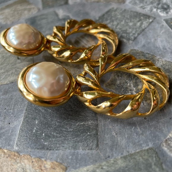 Fashionable Pearl Earrings - Picture 5 of 6